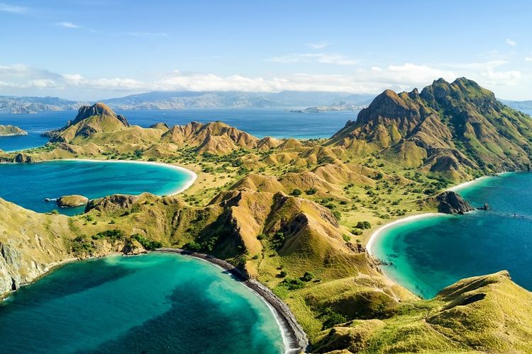 Destinasi kedua yang Anda kunjungi saat open trip Labuan Bajo adalah Pulau Padar. Aktivitas utama di Pulau Padar adalah trekking menuju puncak bukit untuk mendapatkan pemandangan spektakuler yang mencakup pantai-pantai berwarna berbeda dan pegunungan. Pemandangan dari atas bukit ini adalah salah satu yang paling terkenal di Taman Nasional Komodo. Banyak wisatawan yang datang untuk mengambil foto dari puncak Pulau Padar, yang memberikan gambaran visual yang luar biasa.